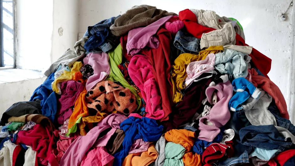 Blick auf einen Berg von Altkleidern für Spenden, Wohltätigkeit, Recycling und Upcycling